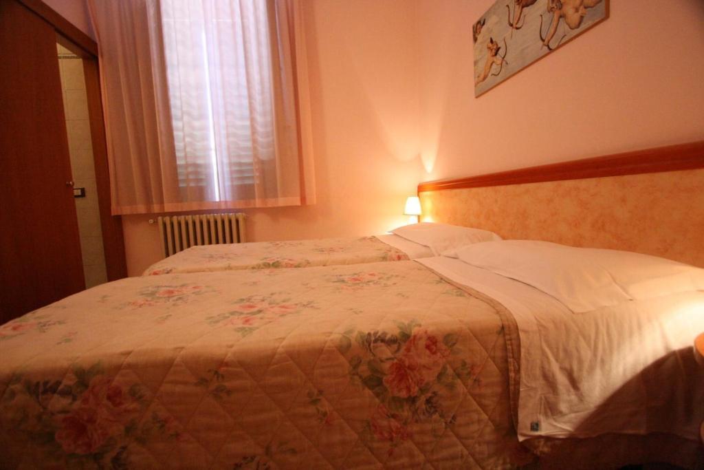 Hotel Venezia Montecatini Terme Szoba fotó